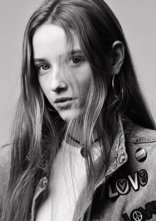 https://www.laroche-posay.ro/-/media/project/loreal/brand-sites/lrp/emea/ro/lrp-model-visuals/effaclar/landing-page/duo-plus/lrplandingeffaclarduo2022sitecorewebsiteflipcardrectopeople1.jpg