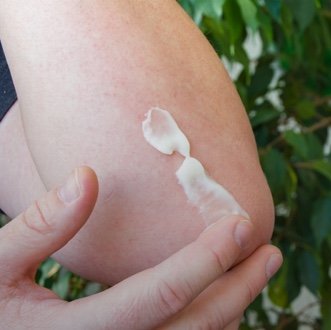 persoana isi da cu crema pe mana