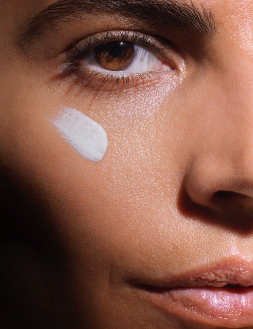 femeie cu crema pe fata